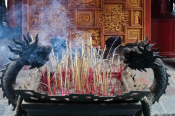 So sánh Hương cúng Phật và hương cúng tổ tiên